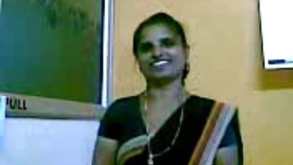 பெரிய மார்பகங்களைக் கொண்ட பிரவுன் ஹேர்டு அழகா தனது காதலருக்கு ஒரு சிறந்த ப்ளோஜாப் கொடுக்கிறார்