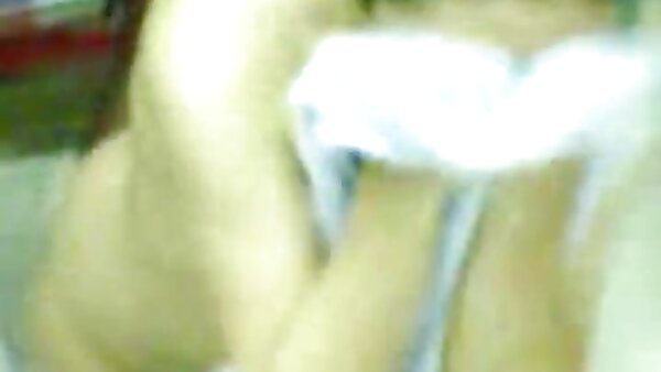 இந்த ஆசிய குஞ்சு டிக் பசியுடன் உள்ளது மற்றும் அவள் வெளிப்புறங்களில் உடலுறவை விரும்புகிறாள்