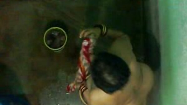 கவர்ச்சியான உடலைக் கொண்ட ஸ்வெல்ட் அழகா தனது பெரிய சுவையான மார்பகங்களைக் காட்டுகிறது
