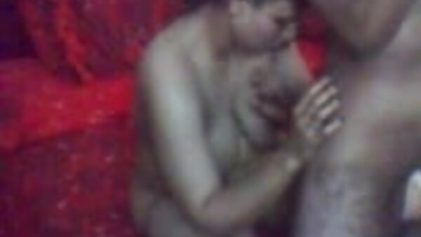 டார்லிங் பொன்னிற குஞ்சு மற்றும் அவளது டில்டோ பொம்மை சேகரிப்பு